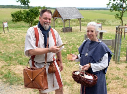 Erlebnisführung mit LEA & URSUS über das ehemaligen Dorfareals beim römischen Kastell Alteburg
