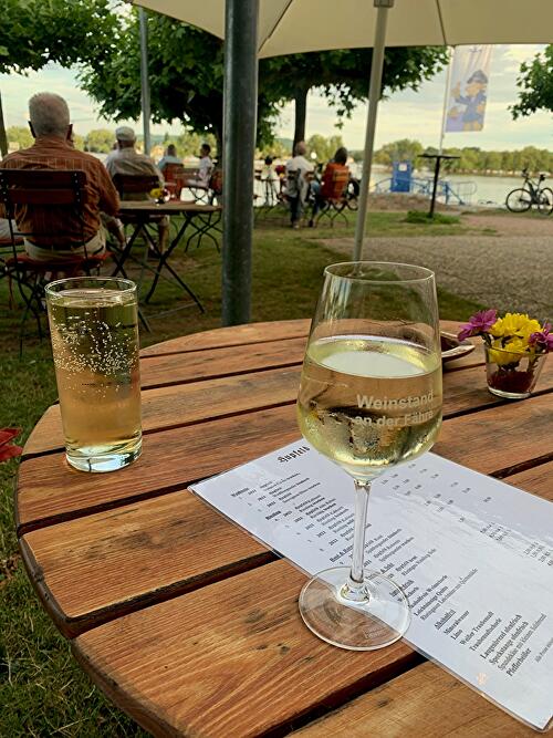 Weinprobierstand an der Fähre